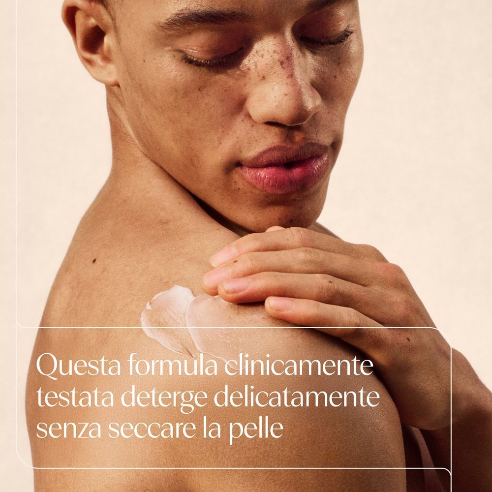 Uomo con pelle bagnata che applica la formula Aveeno. Deterge delicatamente senza seccare la pelle.