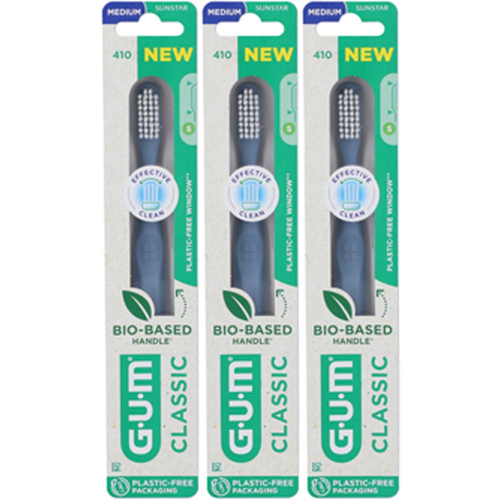 Tre spazzolini confezionati. Setole blu, confezione verde. Scritte: G.U.M Classic, 410, Bio-Based Handle.