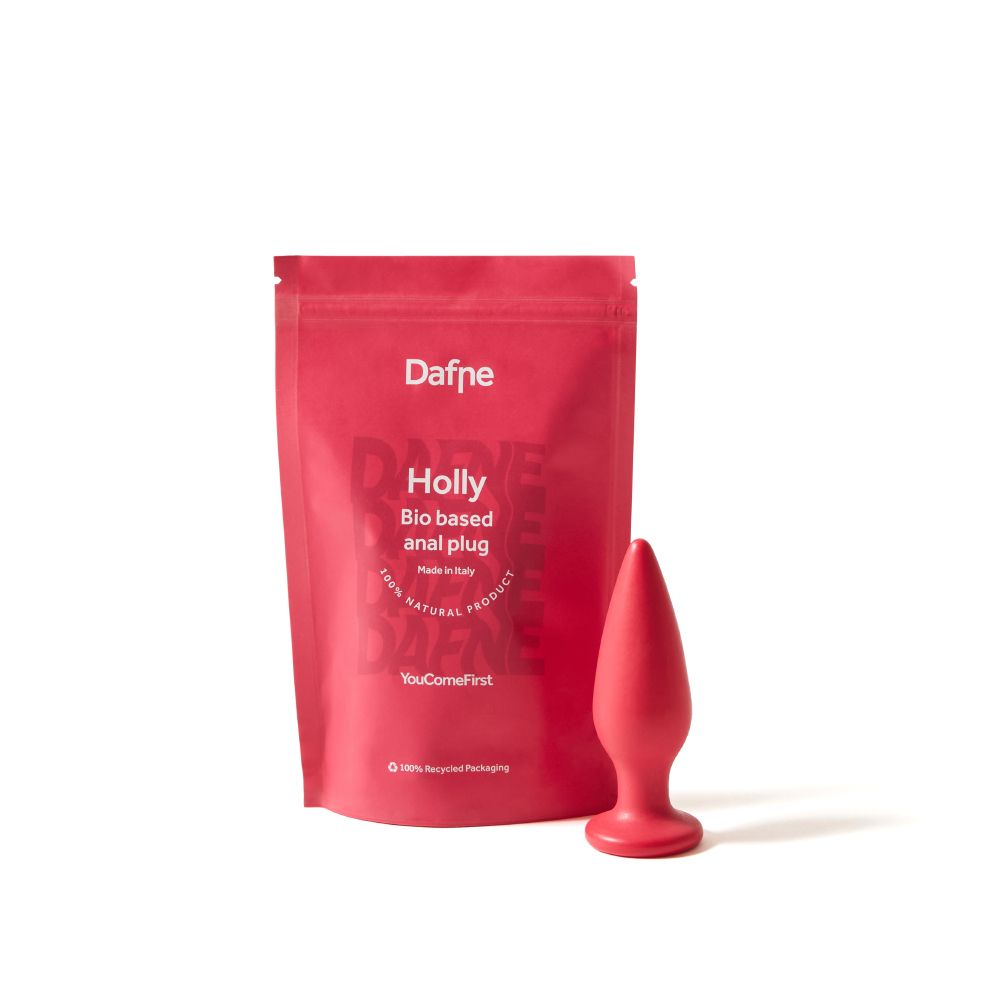Plug anale rosso accanto a una confezione rosa. Testo sulla confezione: Holly, plug anale bio.