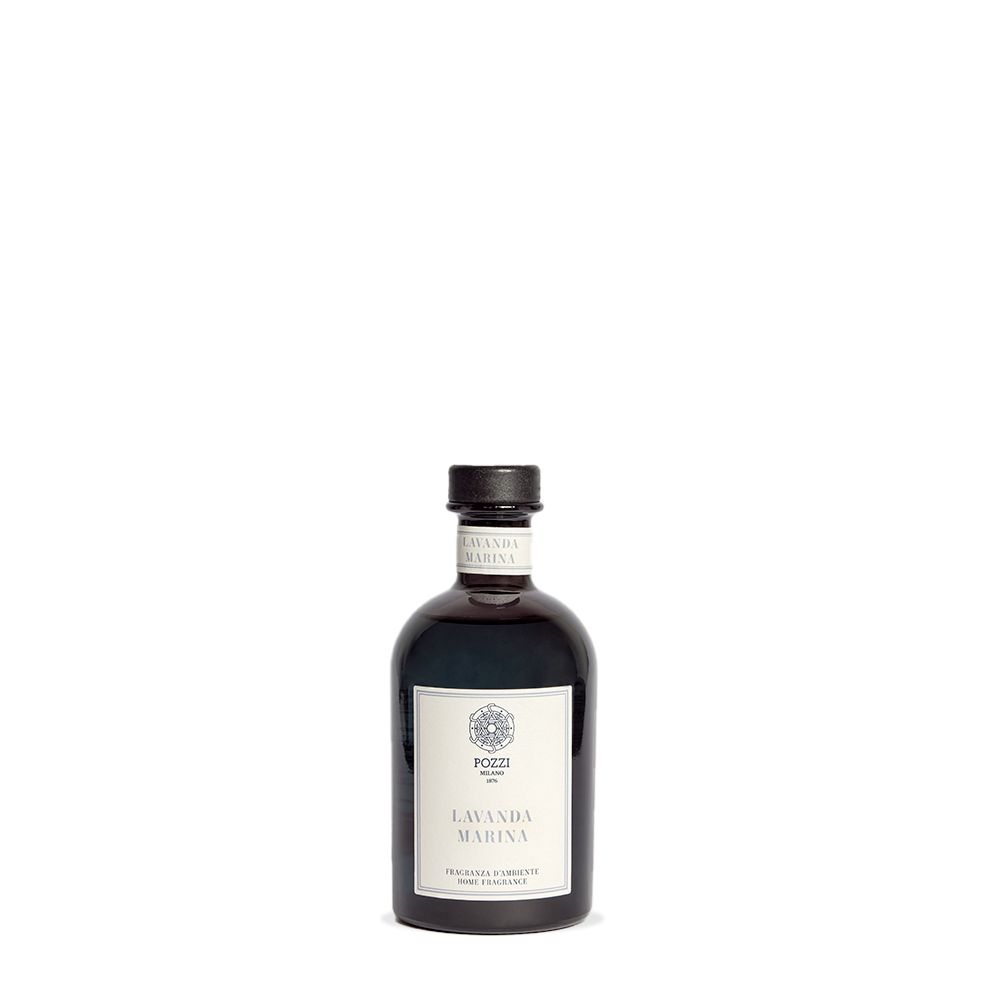 Bottiglia di vetro scuro con tappo nero. Scritta: Lavanda Marina, Pozzi Milano 1876.