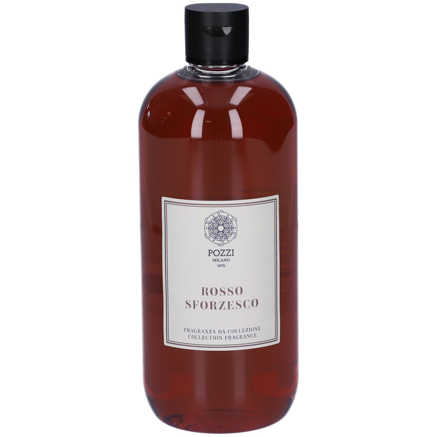 Liquido rosso in bottiglia con tappo nero. Etichetta con testo. Marchio Pozzi Milano.