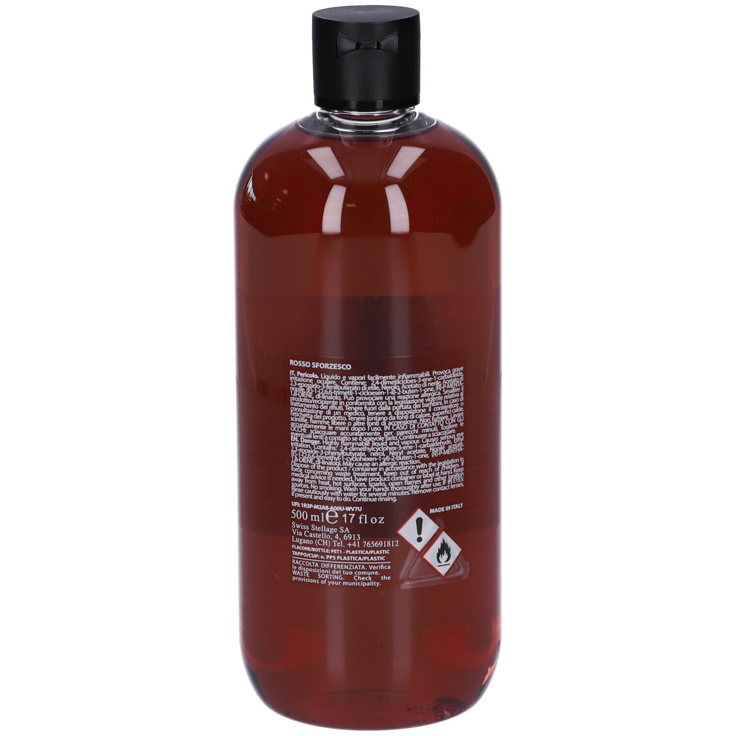 Liquido rosso in bottiglia con tappo nero. Etichetta con testo. Marchio Pozzi Milano.