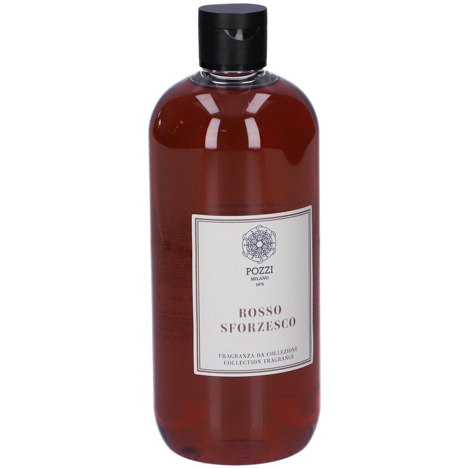 Liquido rosso in bottiglia con tappo nero. Etichetta con testo. Marchio Pozzi Milano.