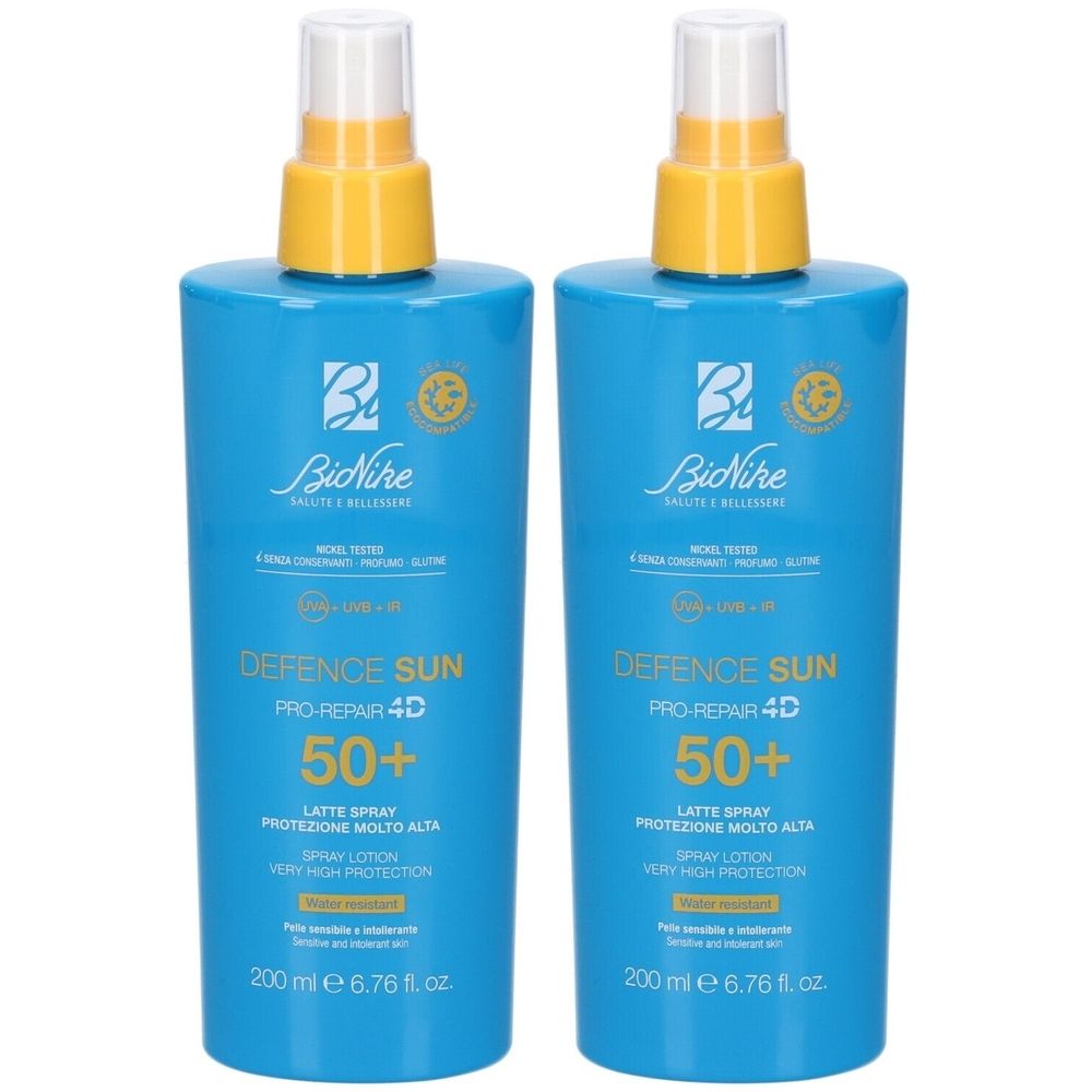 Due flaconi spray blu con erogatori gialli. Scritta: Defence Sun Pro-Repair 4D 50+. Marchio: BioNike.