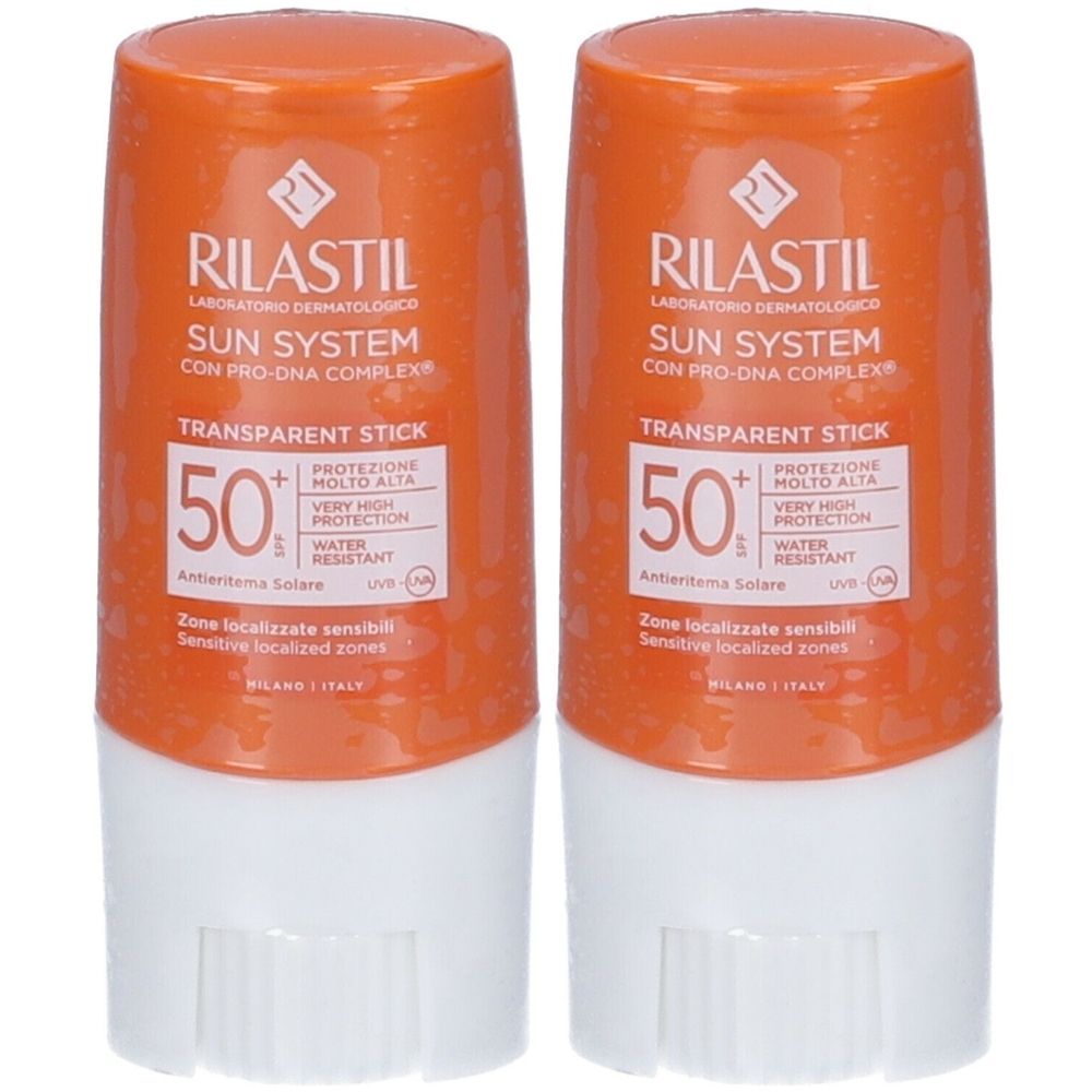 Due stick solari trasparenti SPF 50+. Tappi arancioni, base bianca. Testo: Rilastil Sun System.