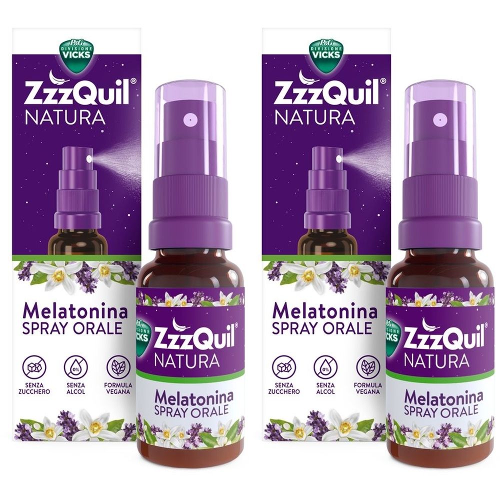 Due flaconi di ZzzQuil Natura Melatonina Spray. Flaconi viola con vaporizzatore e confezione. Scritta: Melatonina Spray Orale.