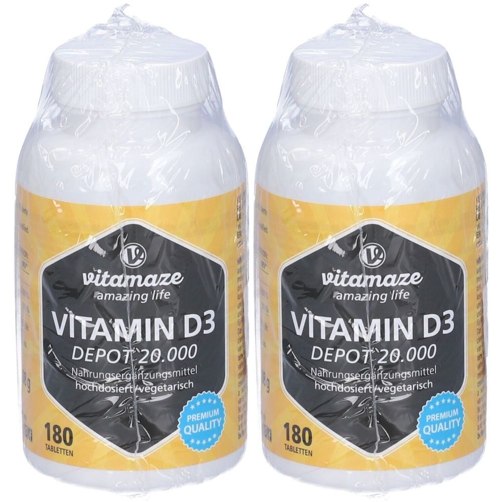 Due flaconi di Vitamaze Vitamina D3. Flaconi bianchi con etichette gialle e logo nero. Testo: Vitamina D3 Depot 20.000, 180 compresse.