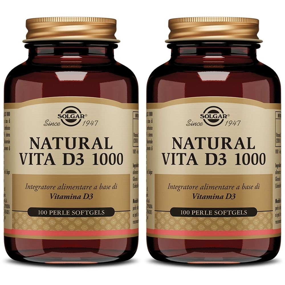 Due flaconi in vetro marrone con tappi dorati. Le etichette riportano "SOLGAR NATURAL VITA D3 1000".