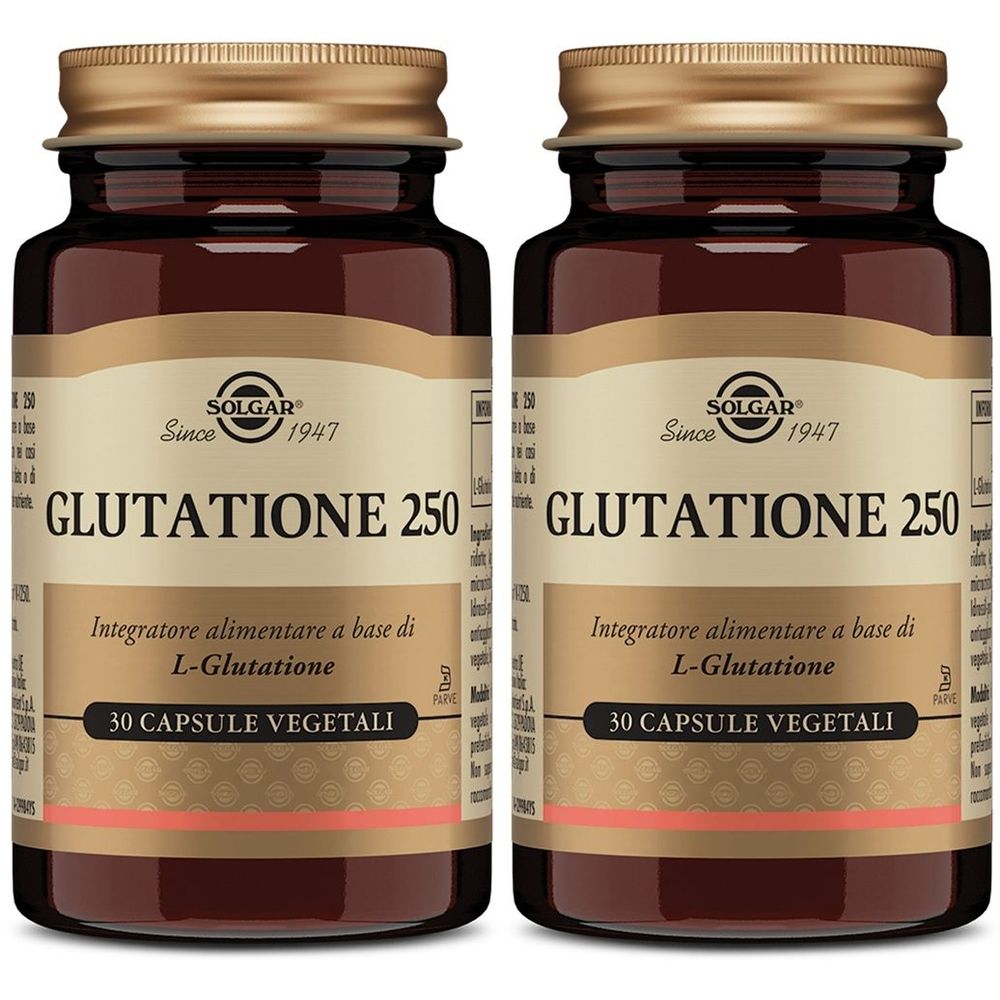 Due flaconi di Solgar Glutatione 250. Flaconi in vetro marrone con tappi dorati ed etichette. Scritta: Glutatione 250, 30 capsule.