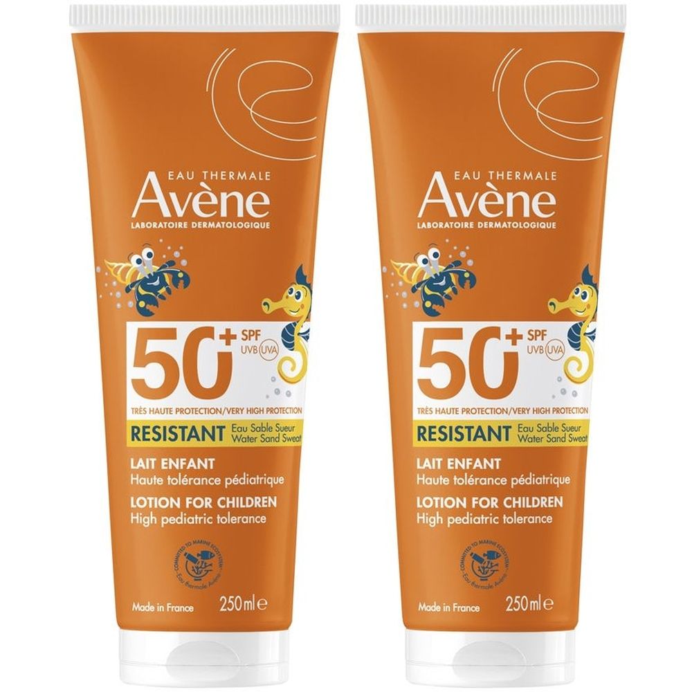 Due tubi di crema solare per bambini. Tubi arancioni con tappo bianco. Scritta: Avène, SPF 50+, Lait Enfant.