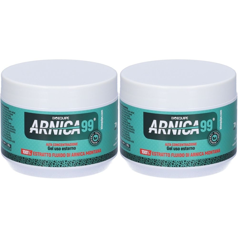Due vasetti bianchi con etichette verdi. Scritta: Arnica 99, Gel uso esterno, 100% estratto fluido di arnica montana.