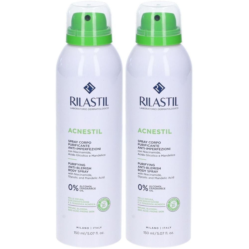 Due flaconi spray bianchi con erogatore verde. Scritta: Rilastil Acnestil, Spray Corpo, Anti-imperfezioni. 0% alcool, profumo.
