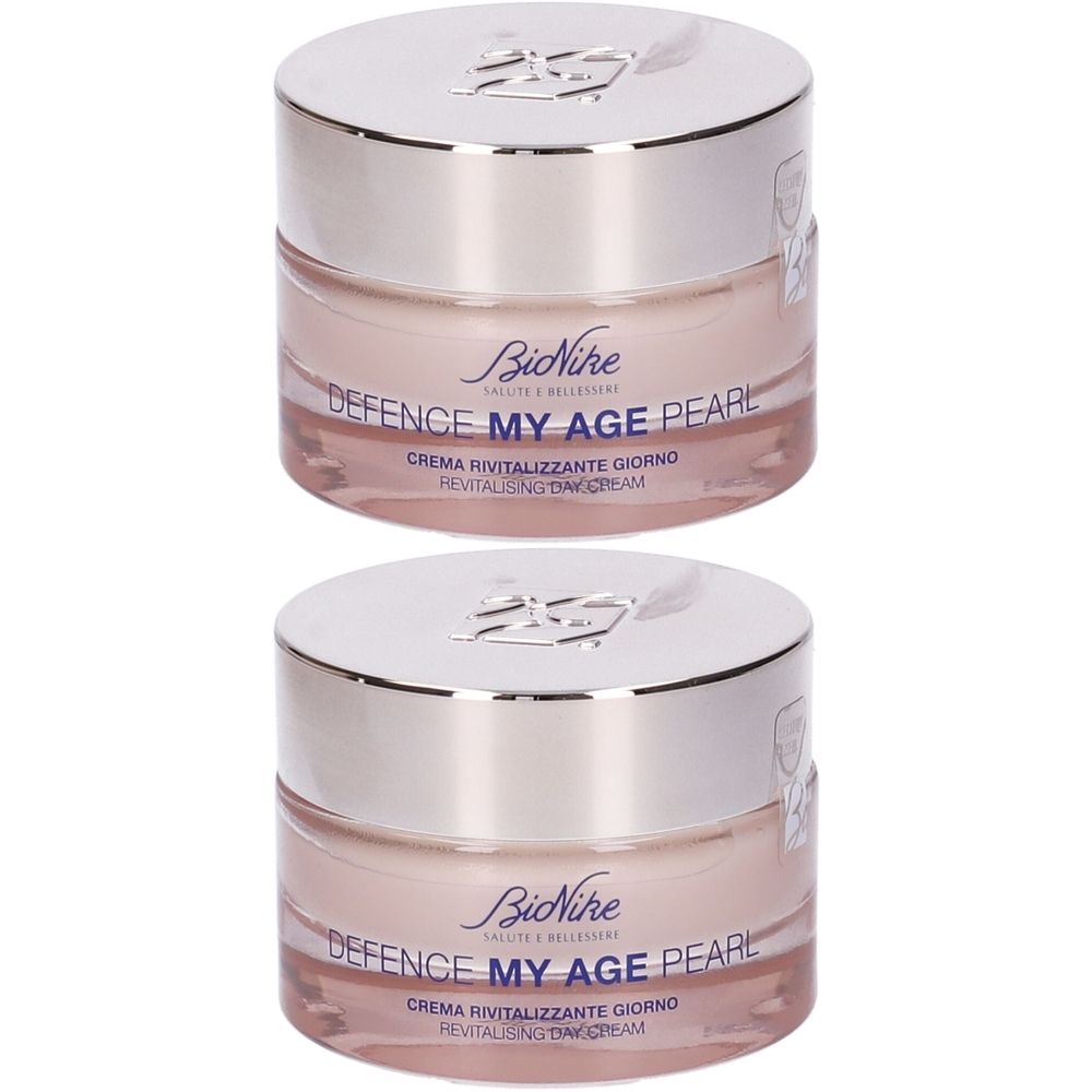 Due vasetti di crema con coperchi argentati. Scritta: Bionike Defence My Age Pearl. Testo: Crema Rivitalizzante Giorno, Revitalising Day Cream.