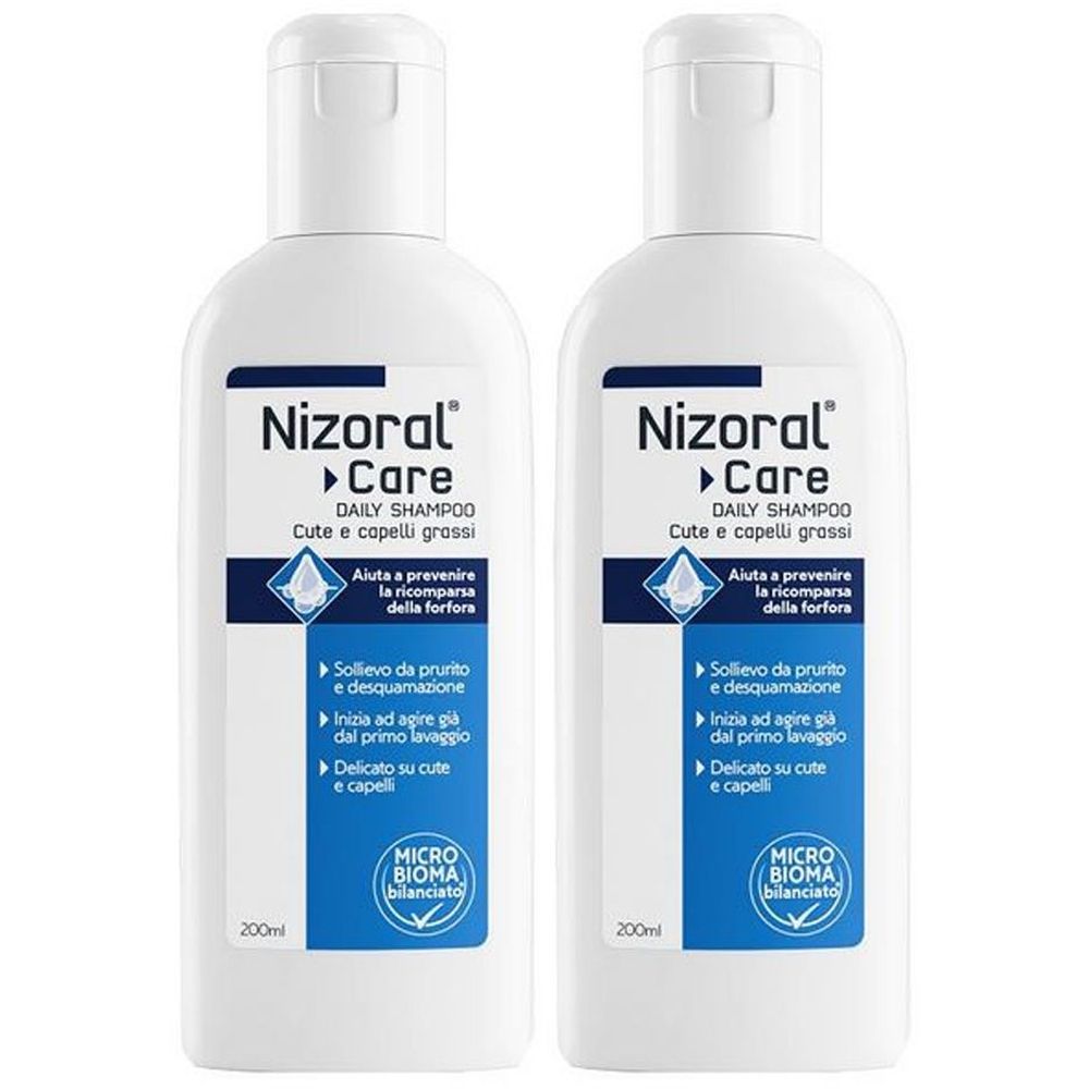 Due flaconi bianchi con tappi bianchi. Scritta: Nizoral Care Daily Shampoo. Etichette blu con testo. 200ml.