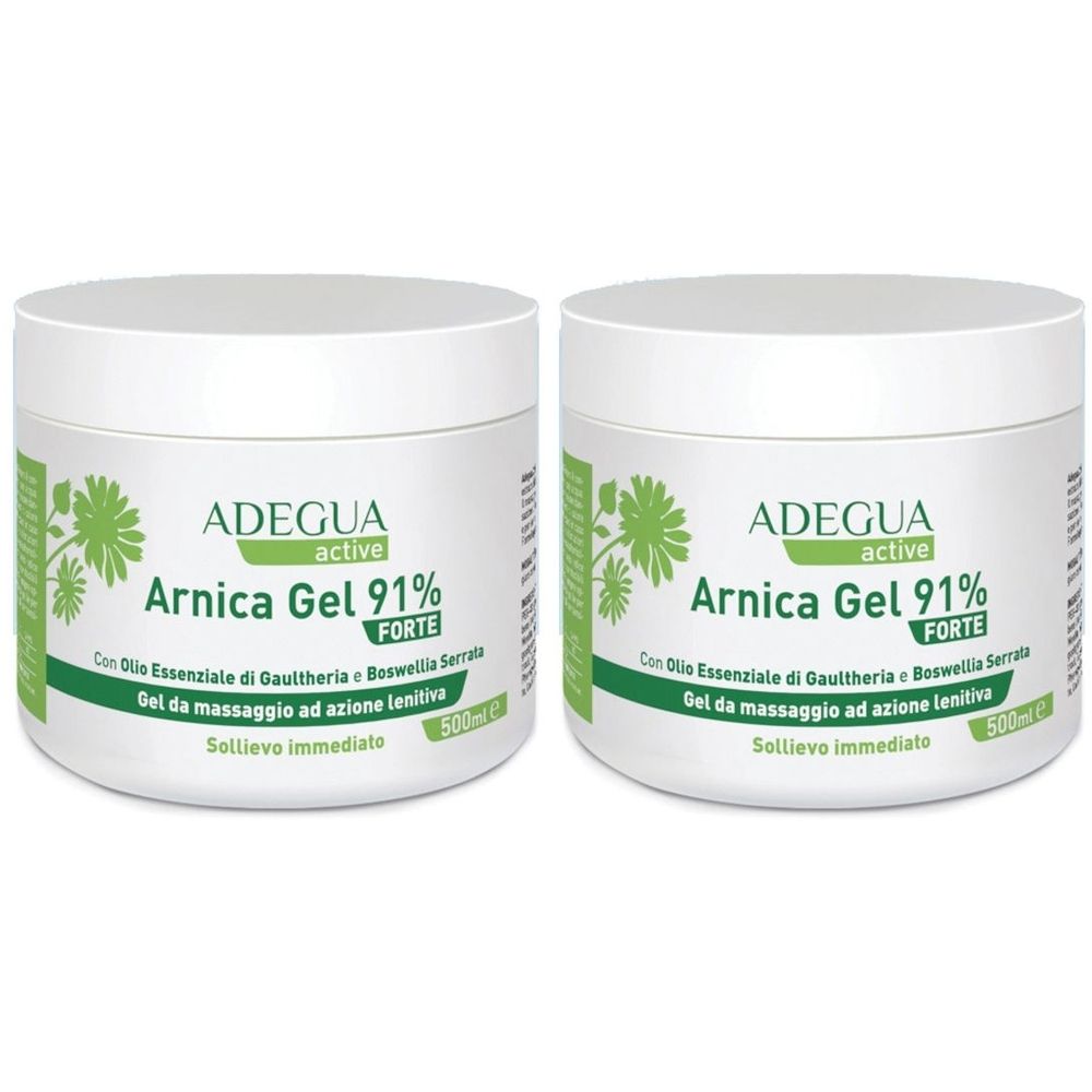 Due vasetti bianchi con etichetta verde. Scritta: ADEGUA, Arnica Gel 91% Forte. Testo in italiano.