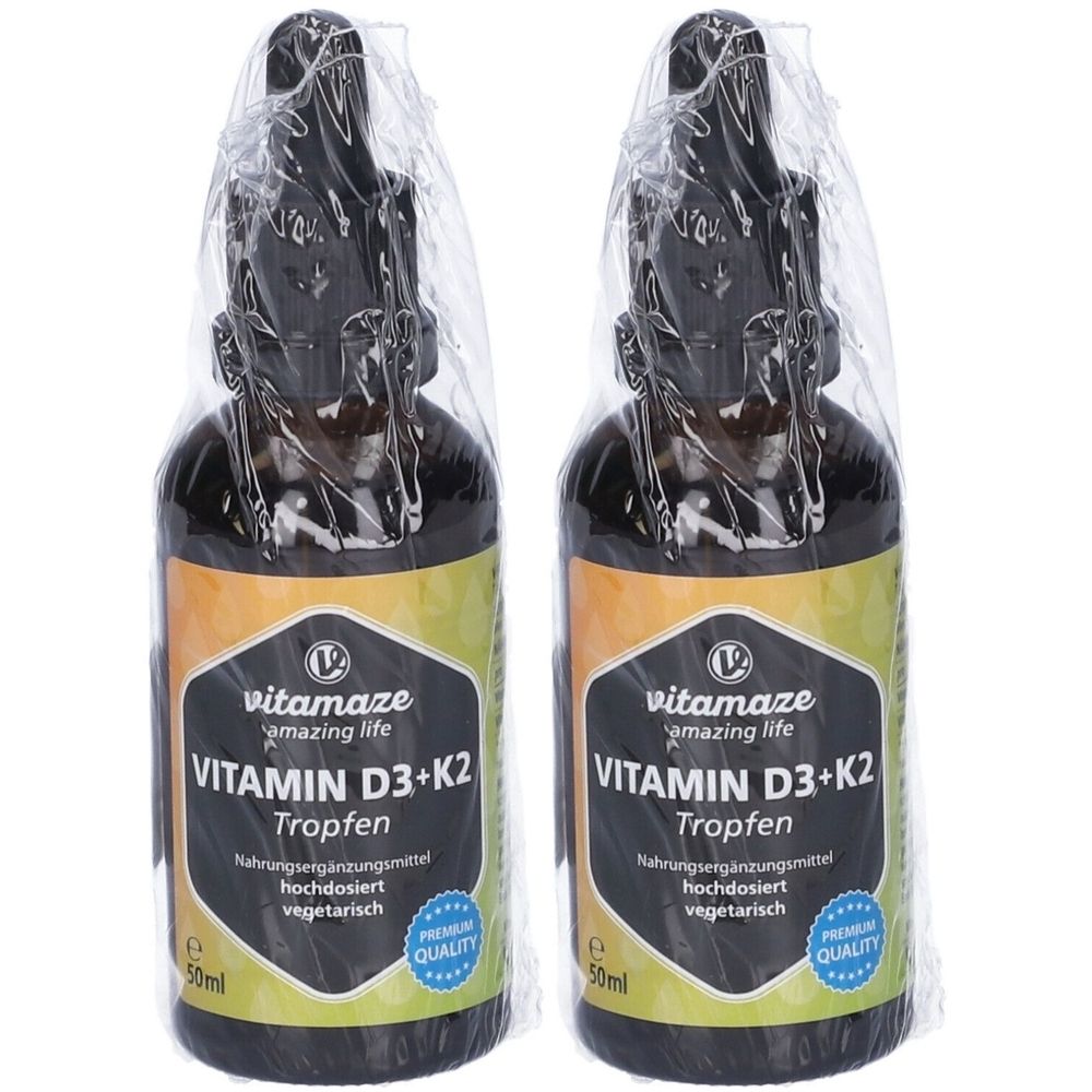 Due flaconi di gocce Vitamaze Vitamina D3+K2. Flaconi di vetro marrone con tappo nero ed etichetta. Confezionati in pellicola.