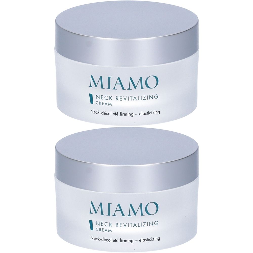 Due vasetti di crema con coperchi argentati. Sui vasetti è scritto "MIAMO NECK REVITALIZING CREAM".