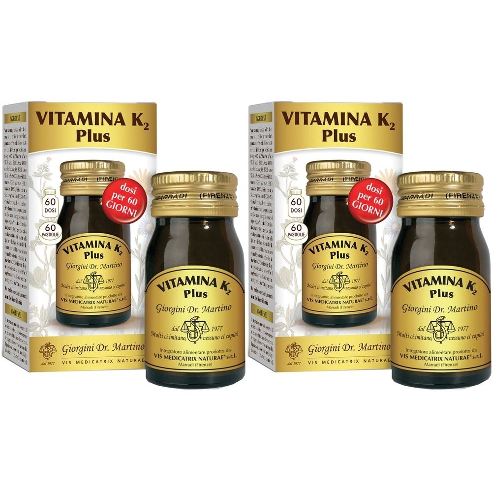 Due confezioni di "Vitamina K2 Plus". Flaconi in vetro marrone con tappo dorato e confezione.