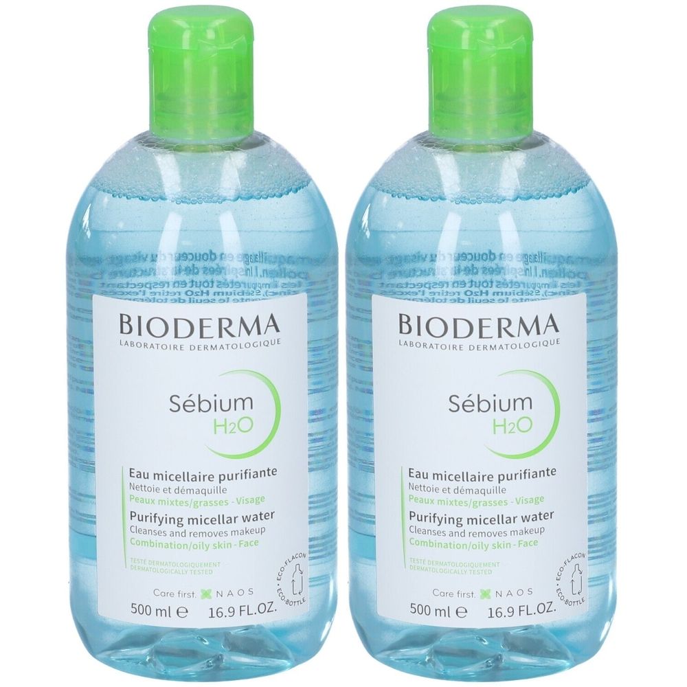 Due bottiglie di BIODERMA Sebium H2O. Liquido blu, tappi verdi. Scritta: Eau micellaire purifiante, Purifying micellar water.
