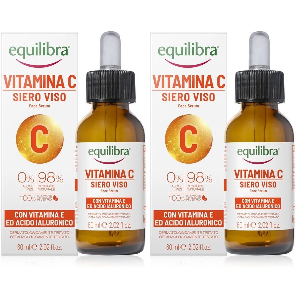 Due flaconi e confezioni di siero viso Equilibra alla vitamina C. Flaconi in vetro ambrato con contagocce, confezione bianca con informazioni.