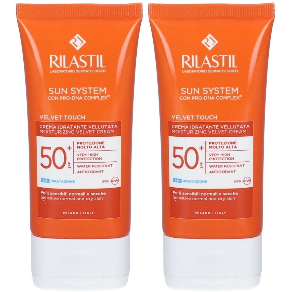 Due tubi di crema solare arancioni con tappo bianco. Scritta: Rilastil Sun System, SPF 50+. Crema idratante.
