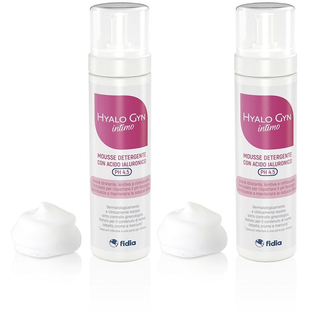 Due flaconi con schiuma bianca e scritta Hyalo Gyn intimo. Scritta: Mousse detergente con acido ialuronico, pH 4.5. Marchio Fidia.