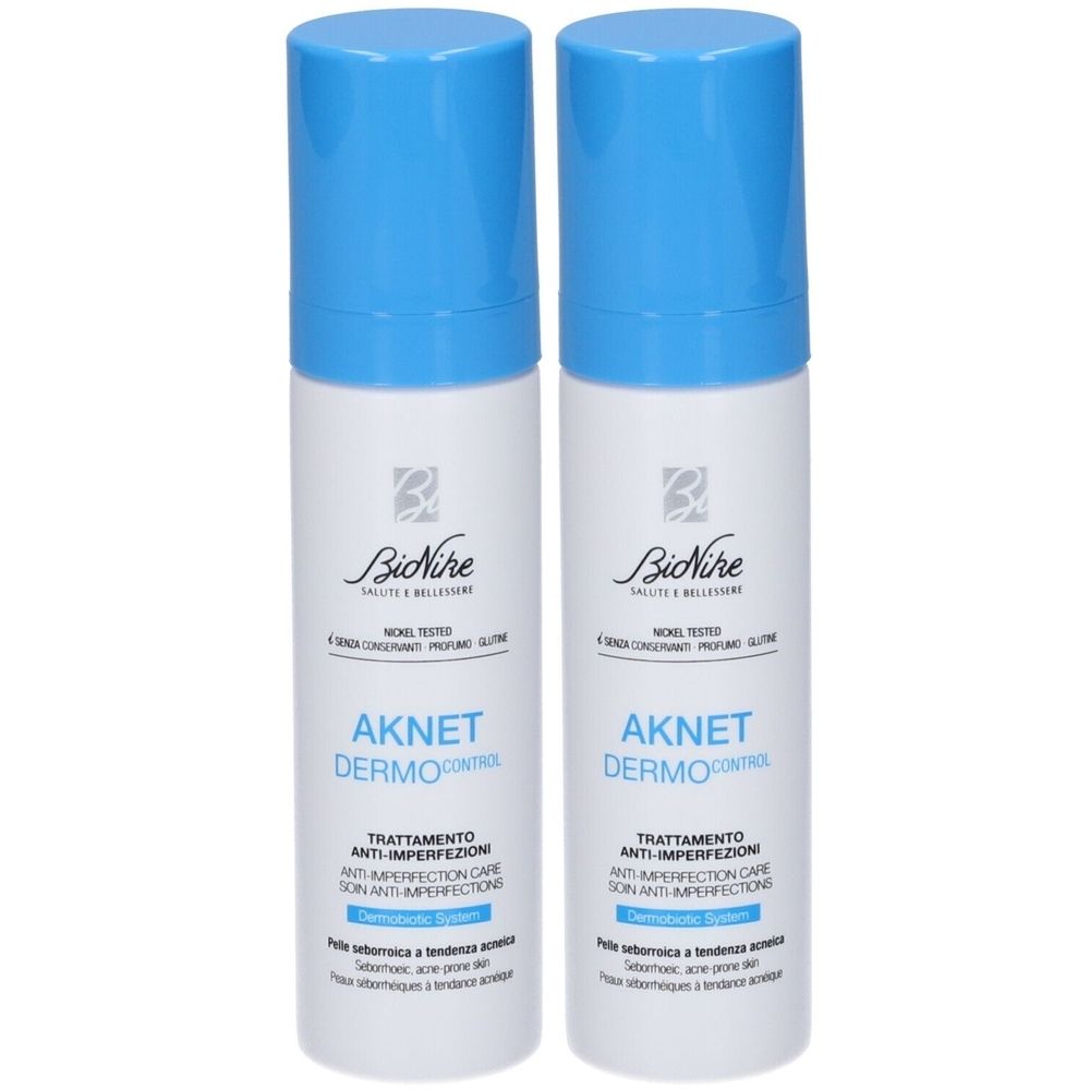 Due flaconi bianchi con tappi blu. Scritta: AKNET DERMOcontrol, Anti-imperfezioni. Marchio: BioNike.