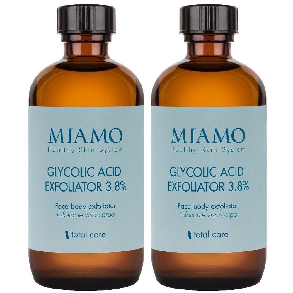 Due flaconi di vetro marrone con tappi neri. Le etichette riportano "MIAMO Glycolic Acid Exfoliator 3.8% ".