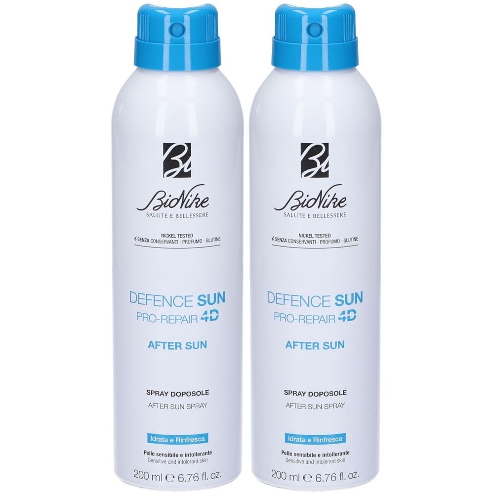Due flaconi spray bianchi con tappi blu. Scritta: BioNike, Defence Sun Pro-Repair 4D After Sun. 200 ml.