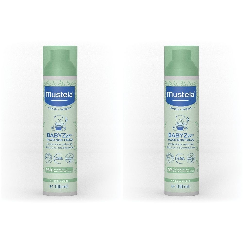 Due flaconi spray verdi. Scritta: Mustela, BABY Zzz, Talco Non Talco. Con tappo verde ed etichetta bianca.