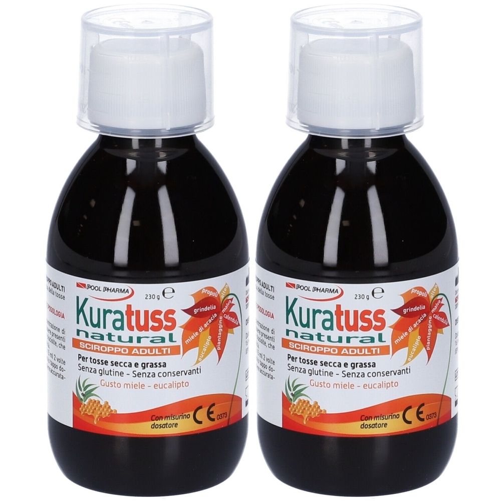 Due flaconi di sciroppo per la tosse Kuratuss Natural. Liquido nero in bottiglie marroni con tappi bianchi. Etichetta con informazioni.