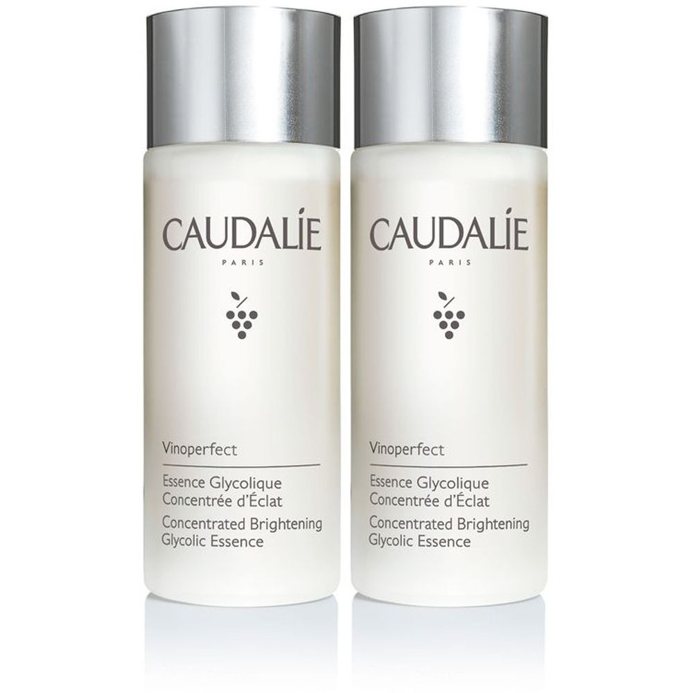 Due flaconi Caudalie Vinoperfect. Flaconi bianchi con tappi argentati. Testo: Caudalie, Vinoperfect, Essence Glycolique.