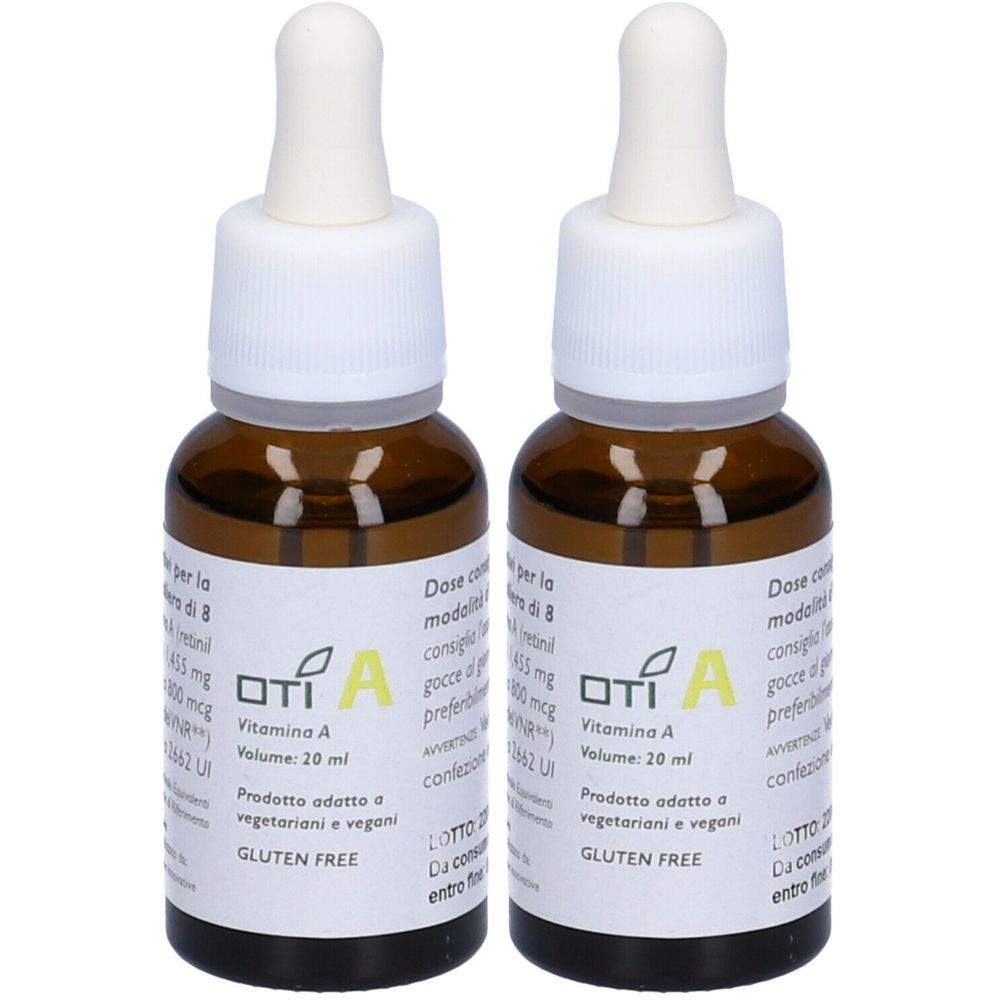 Due flaconi di vetro marrone con tappo bianco e contagocce. Etichette con testo: OTI A, Vitamina A, 20 ml, senza glutine.