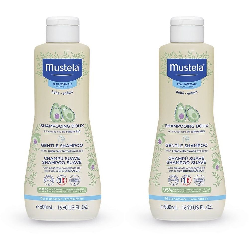 Due flaconi di shampoo Mustela Gentle. Flaconi beige con etichetta blu e tappo bianco. Testo: Shampooing Doux, Gentle Shampoo.