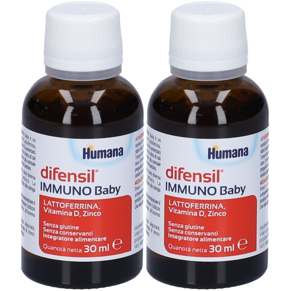 Due flaconi in vetro marrone con tappi bianchi. Etichette rosse con testo: Humana, difensil IMMUNO Baby, Lattoferrina, Vitamina D, Zinco.