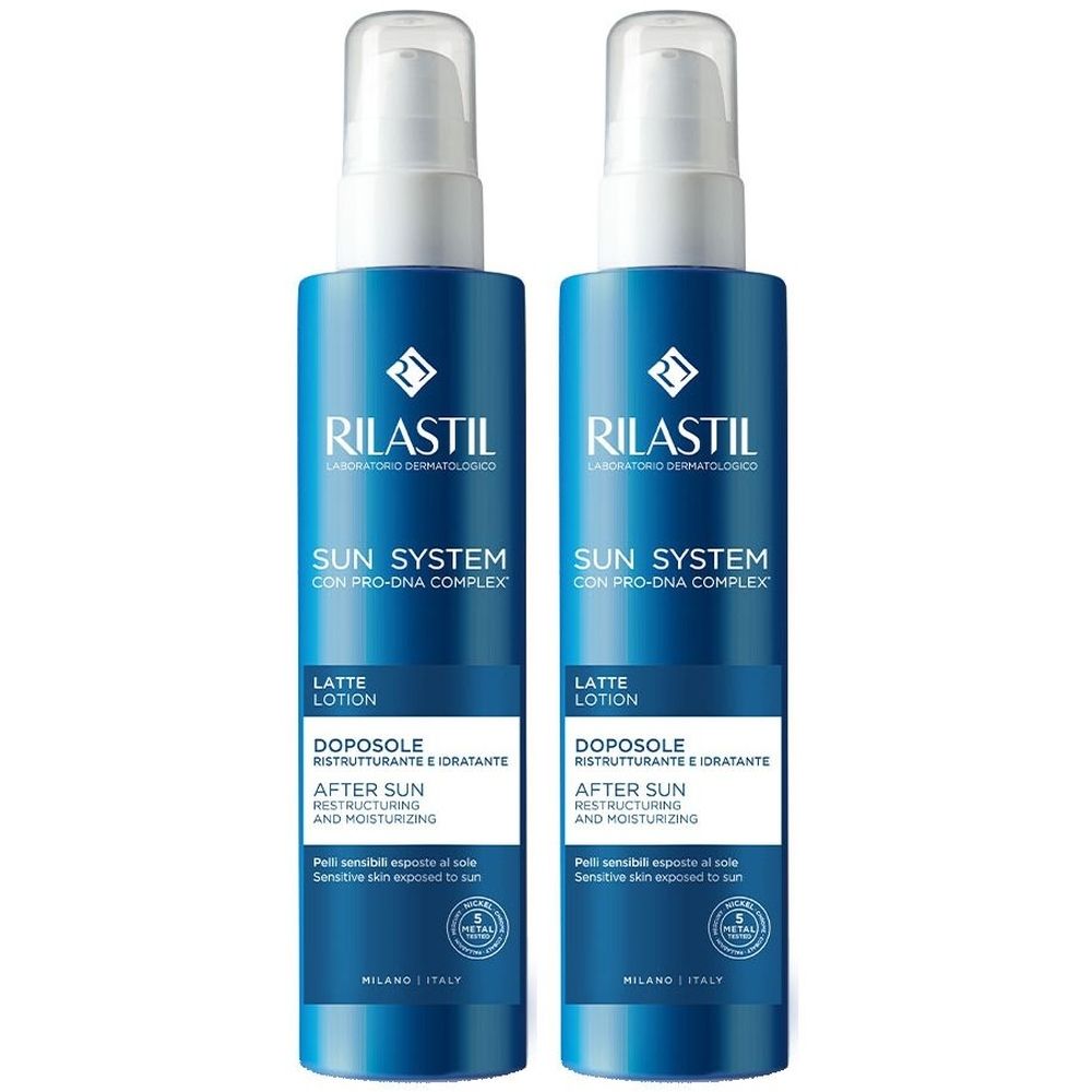 Due flaconi blu Rilastil Sun System Latte Doposole. Scritta: After Sun, Lozione, per pelli sensibili.