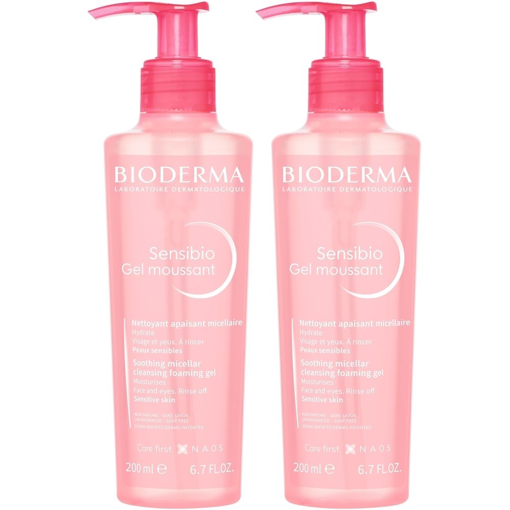 Due flaconi rosa con dosatori. Scritta: BIODERMA Sensibio Gel moussant. Testo in francese e inglese. 200 ml.