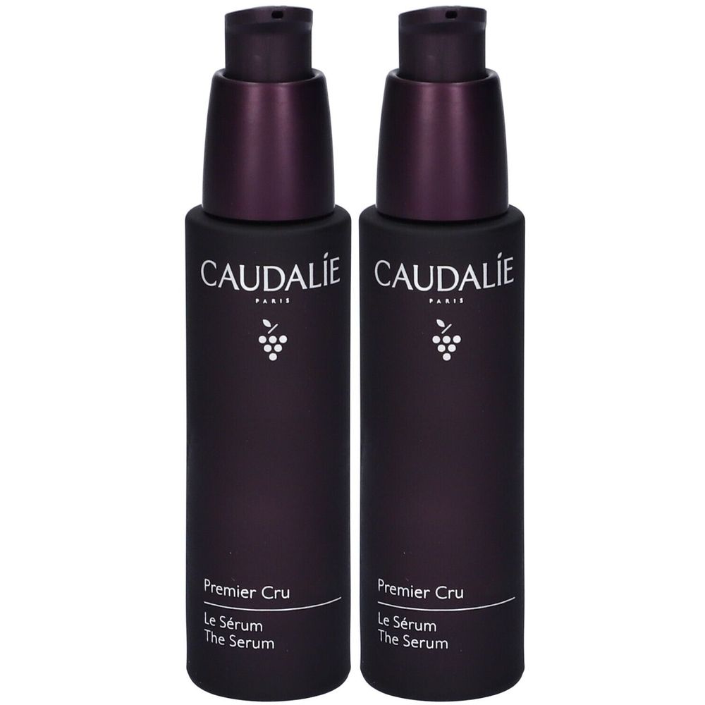 Due flaconi con dosatore a pompa. Scritta: Caudalie, Premier Cru, Le Sérum, The Serum. Flaconi viola scuro.