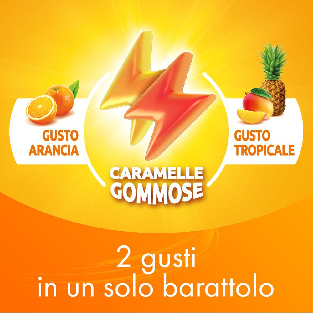 Caramelle gommose al gusto arancia e tropicale. Due gusti in un barattolo. Sfondo arancione.