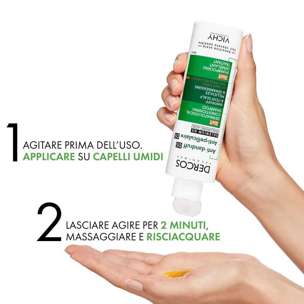 Una mano tiene in mano un flacone di shampoo Vichy Dercos. Testo: « Agitare prima dell'uso. Applicare su capelli umidi ». « Lasciare agire per 2 minuti, massaggiare e risciacquare ».