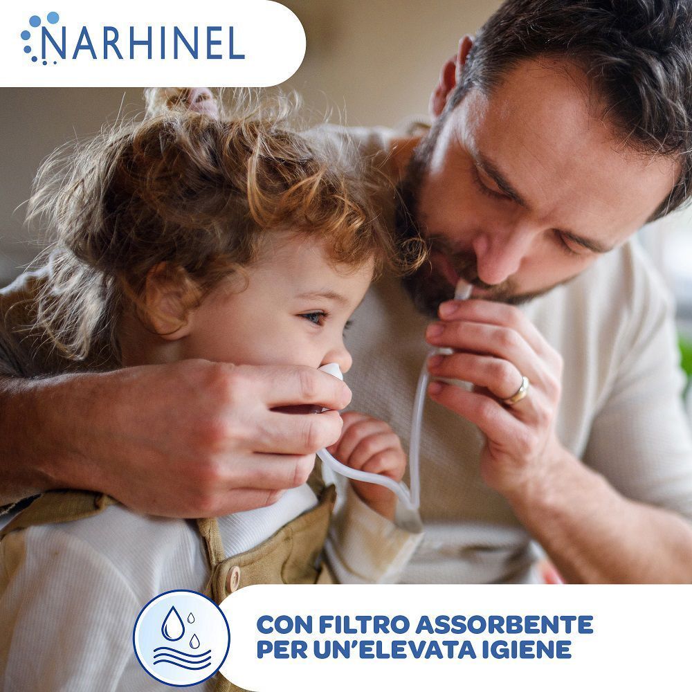 Un uomo usa un aspiratore nasale su un bambino. Il dispositivo è posizionato nel naso del bambino.