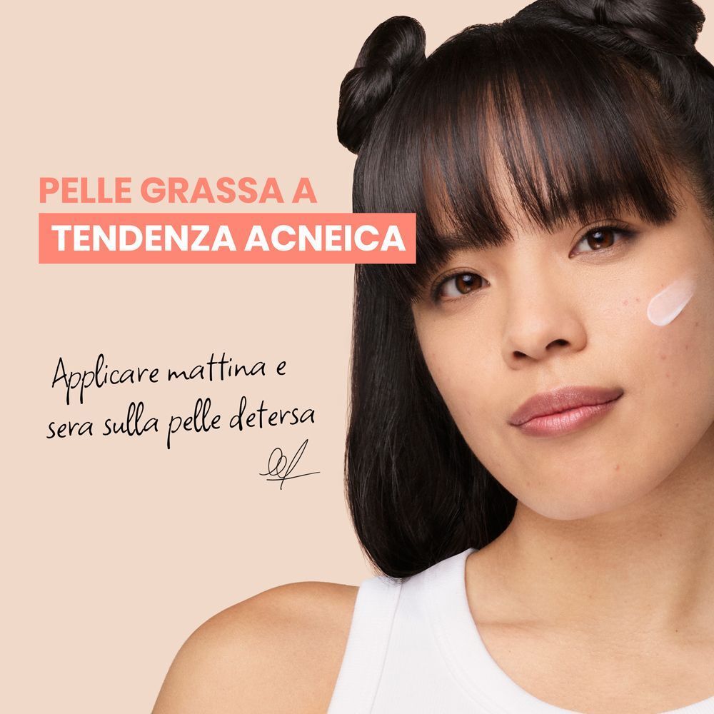 Ritratto di donna con imperfezioni cutanee. Prodotto applicato sulla guancia. Testo: pelle grassa a tendenza acneica.