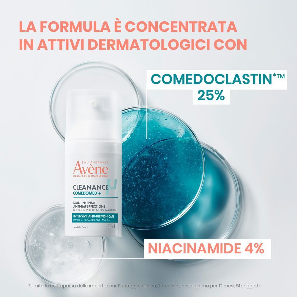Flacone Eau Thermale Avène Cleanance Comedomed+ accanto a strumenti di laboratorio. Testo: Comedoclastin 25%, Niacinamide 4%.