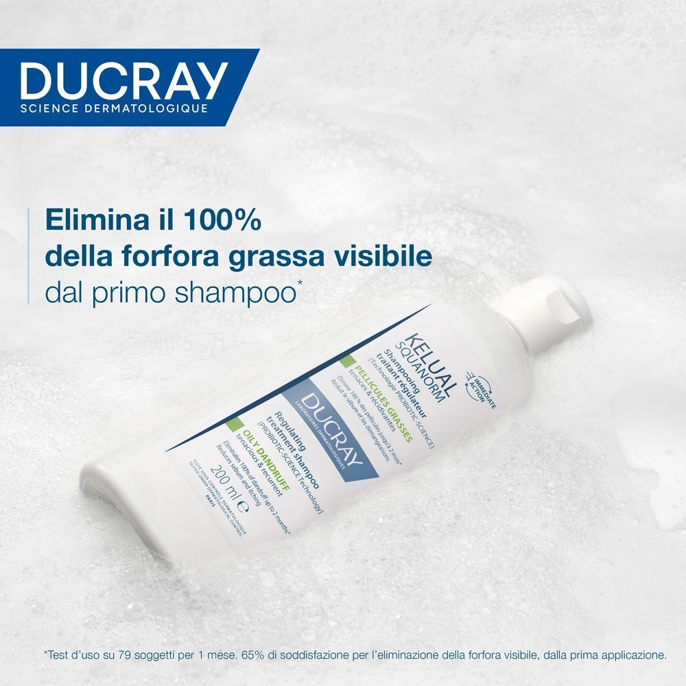 Un flacone di shampoo bianco su una superficie bianca. Scritta: DUCRAY, KELUAL SQUANORM, 200 ml.