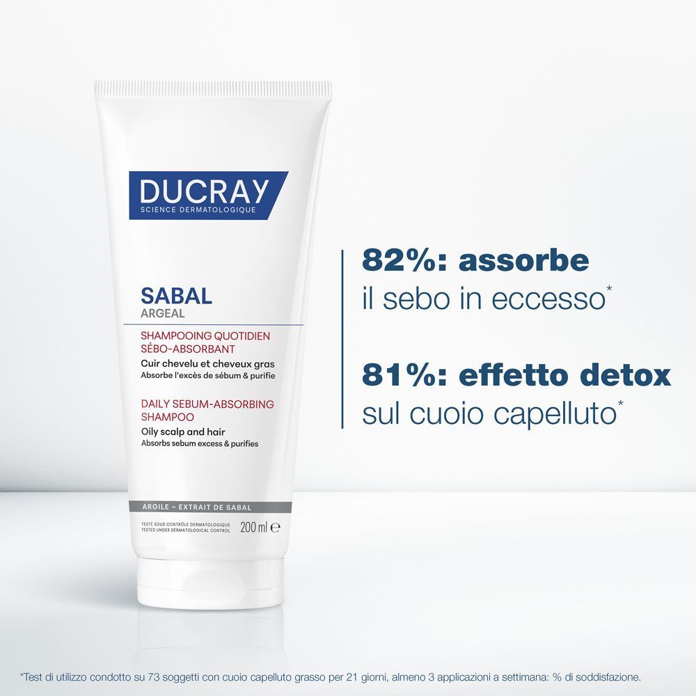 Un tubo di shampoo con testo: 82%: absorbe il sebo in eccesso, 81%: effetto detox sul cuoio capelluto.