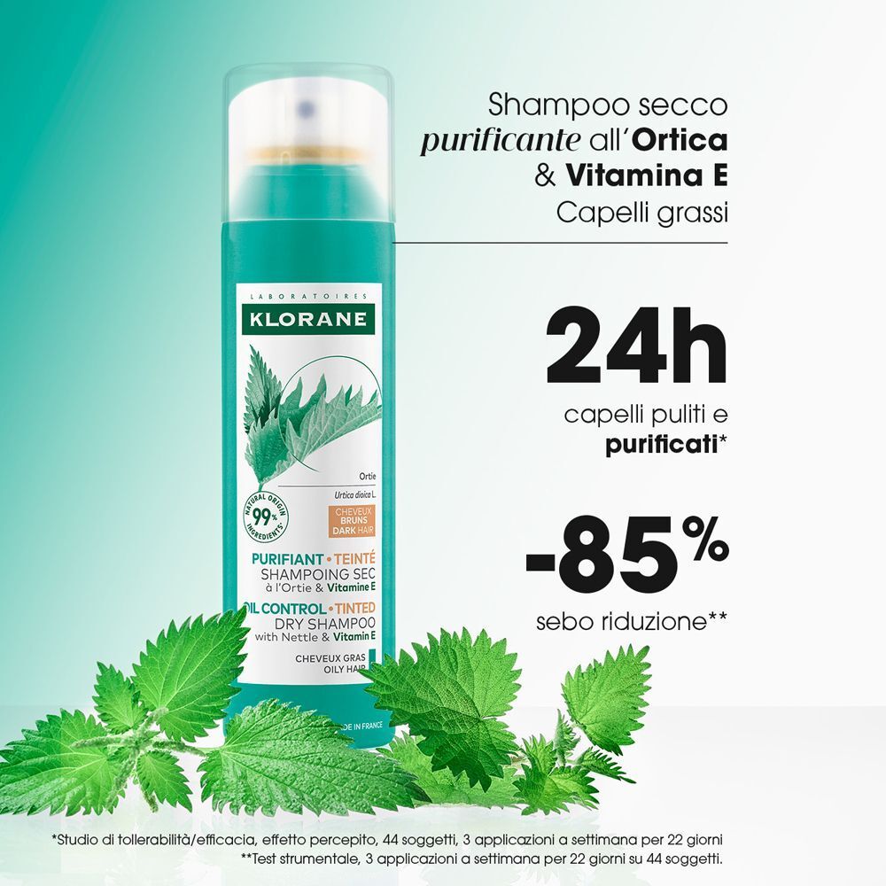 Flacone spray verde. Scritta: Klorane, Shampoo secco all'ortica e Vitamina E. Per capelli grassi. 24h capelli puliti, -85% sebo.