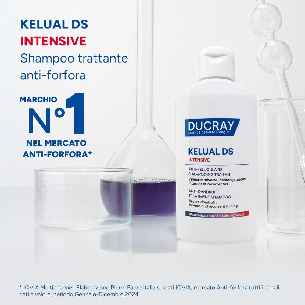 Un flacone di shampoo DUCRAY KELUAL DS INTENSIVE accanto ad attrezzi da laboratorio. Testo: N.1 nel mercato anti-forfora.