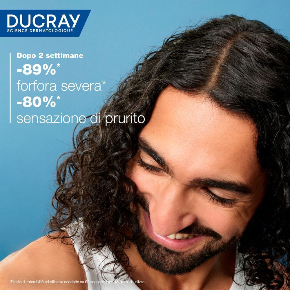Un uomo con i capelli ricci. Testo: -89% forfora severa, -80% sensazione di prurito dopo 2 settimane.