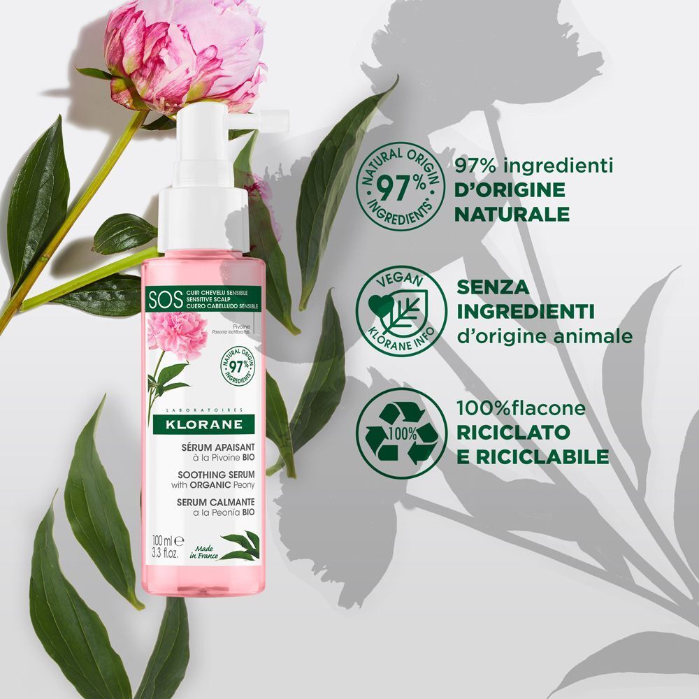 Flacone con vaporizzatore. Liquido rosa. Etichette con testo e loghi. 97% ingredienti di origine naturale.