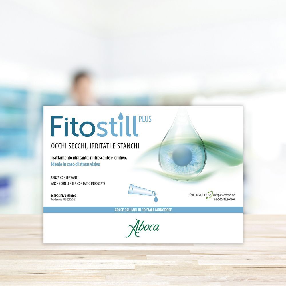 Confezione Fitostill Plus. Scatola blu con nome del prodotto e immagine occhio. Marchio Aboca.